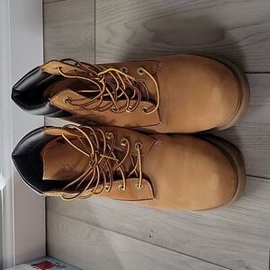 Womens 9 Timberland Boots. New. Never worn
